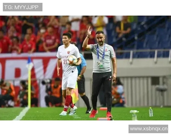 米兰2526赛季全家福揭晓阿莱格里与莫德里奇同框引热议