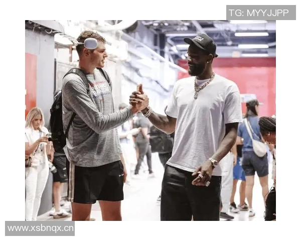 湖人训练热身艾顿与克内克特折返跑展现拼搏精神与团队默契 湖人训练热身艾顿与克内克特折返跑展现拼搏精神与团队默契